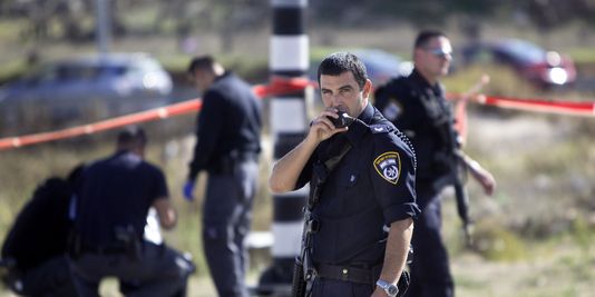 Policiers israéliens sur les lieux d'une agression au couteau Cisjordanie, le 1er décembre 2014. AP/Sébastien Scheiner