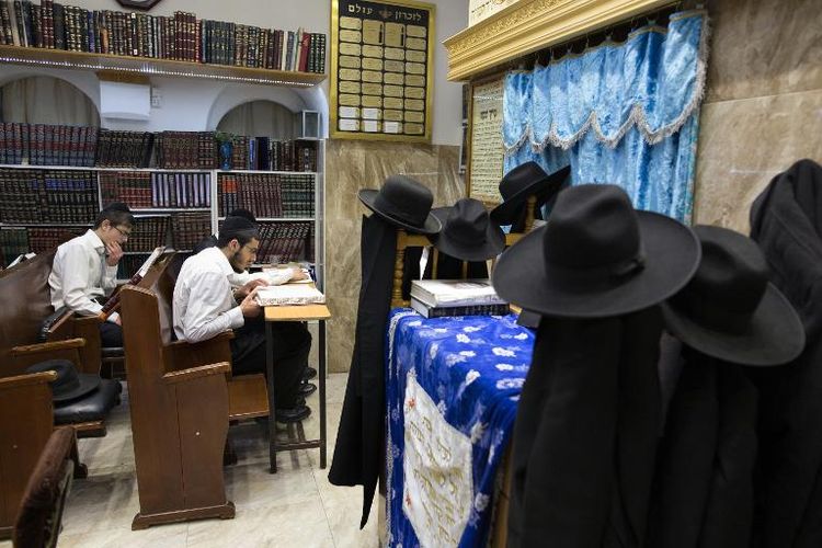Des étudiants ultra-orthodoxes étudient la Torah, le 15 avril 2015 à Jérusalem  (Photo MENAHEM KAHANA. AFP)