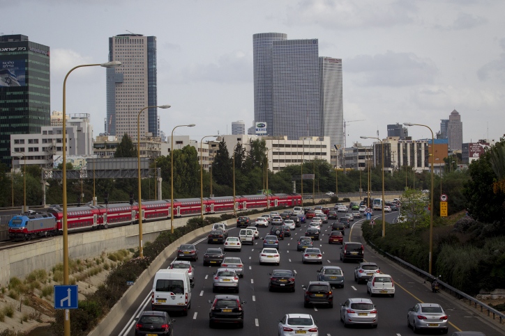 Vue du trafic à la sortie de Tel Aviv. Pour l’instant il n’existe qu’un réseau ferroviaire inter-villes.  Crédit photo: . Miriam Alster/FLASH90 