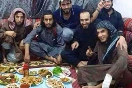 Cette photo, postée sur Twitter, serait celle de ces soldats syriens devant les repas qu’ils viennent d’empoisoner en novembre 2014.