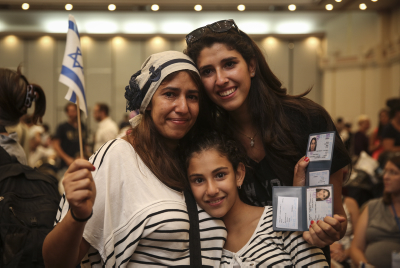 Des nouveaux immigrants français recevant  leurs cartes d’identité israélienne en juillet 2014  Crédit Hadas Parush/Flash90