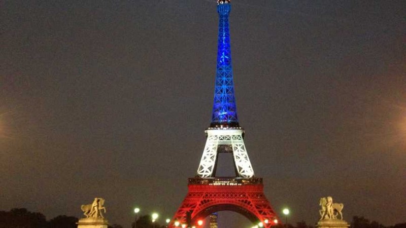 La Tour Eiffel en bleu-blanc-rouge à 17h30 ce lundi © Radio France - Aurélien Thirard 