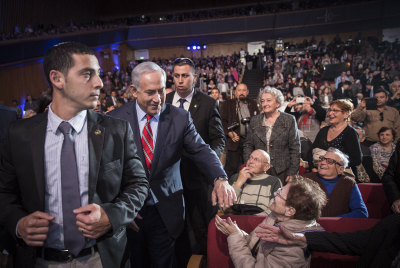 Binyamin Netanyahou serre des mains lors de la soirée marquant le 25e anniversaire de l’Aliyah des juifs de l’ex-URSS. Crédit: Hadas Parush/Flash9
