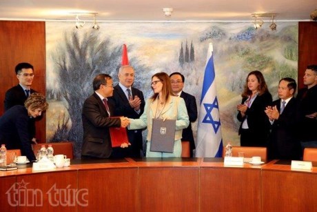 Cérémonie de signature d’un protocole d'accord de coopération  entre les ministères vietnamien et israélien des Affaires étrangères.  Photo: VNA