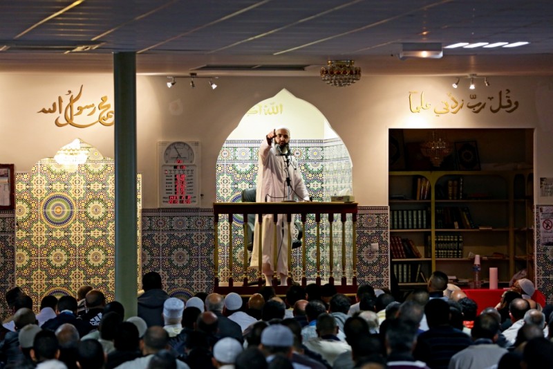 Dans la nouvelle mosquée attenante à la Reine Jeanne qui draine des fidèles de plusieurs cités, l’imam commence par condamner les islamistes tueurs… avant de leur donner l’absolution. © Bernard Wis