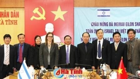 Les autorités provinciales de Hà Tinh et l’ambassadrice d'Israël au Vietnam, Meirav Eilon Shahar (4e, gauche) - Photo CVN