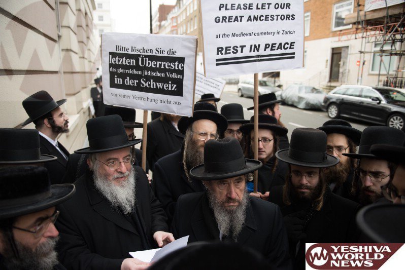 Une manifestation est organisée devant l'ambassade de Suisse à Londres contre la destruction du cimetière juif médiéval à Zurich, le 19 janvier 2016. JDN 