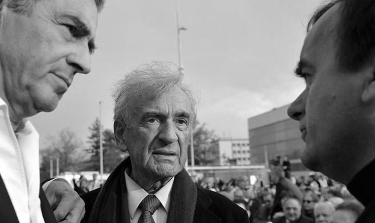 Bernard-Henri Lévy et Elie Wiesel, en avril 2009 à Genève, en Suisse, pour une commémoration de la Shoah. 