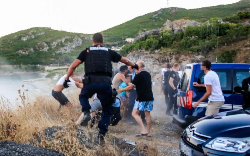 Sisco (Haute-Corse), samedi. De nombreux gendarmes ont dû intervenir pour éviter le lynchage d’un participant à la rixe. (PhotoPQR/ « Corse-Matin »/Maxppp.)