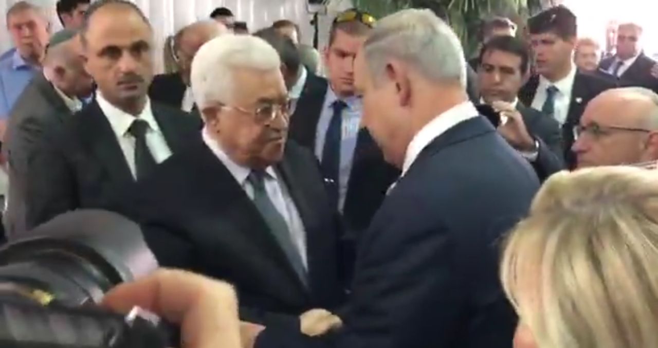 Aux obsèques de Shimon Pérès, Benjamin Netanyahu et Mahmoud Abbas se serrent la main. Crédit photo : DR
