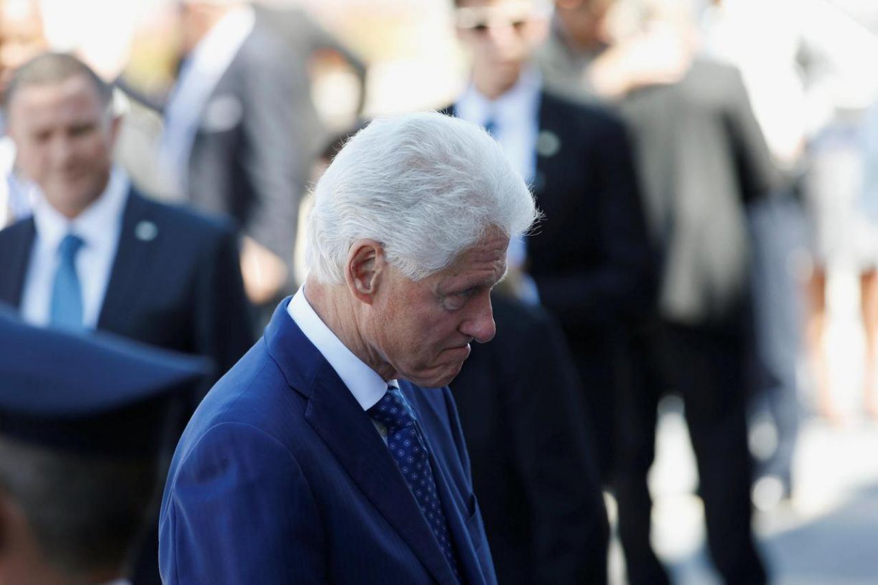 Bill Clinton très ému devant le cercueil. (REUTERS/RONEN ZVULUN.)