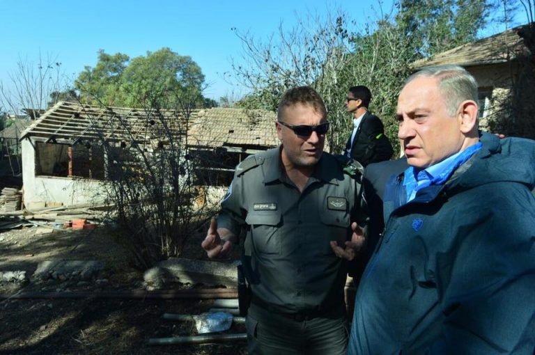 Le Premier ministre se rend auprès des habitants de Beit Meir, près de Jérusalem, le 25 novembre (Facebook)