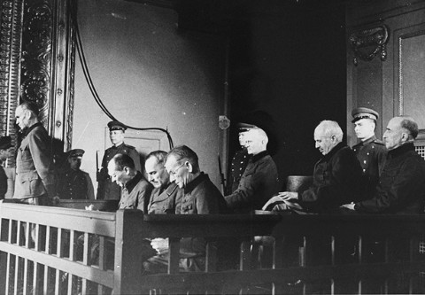 Friedrich Jeckeln ( tout a gauche ) lors de son procés en 1946 a Riga 