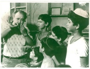 Le père de Zvika, Meir Bar-Sheshet avec des enfants à Tel Aviv dans les années 60 