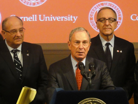 De gauche à droite : Peretz Lavie, président du Technion, Michaël Bloomberg et David J. Skortoton, président de Cornell.