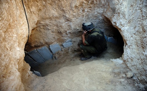 7765524010_un-soldat-israelien-a-l-entree-d-un-tunnel-destine-selon-l-armee-a-des-activites-terroristes