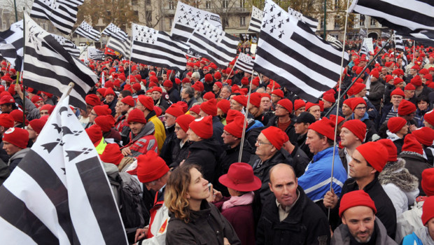 la-manifestation-des-bonnets-rouges-a-quimper-a-rassemble-entre-11024709ufkuh_1713