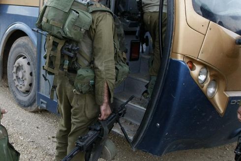 un-soldat-israelien-monte-dans-un-bus_1344926