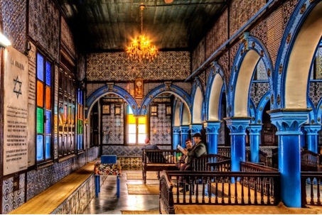 La Gribha, située à Djerba, est la plus vieille synagogue du monde arabe. Chaque année, des milliers de juifs tunisiens viennent y effectuer un pèlerinage en mai. 