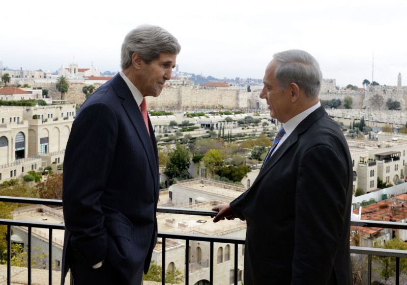 John Kerry, et Benjamin Netanyahu à Jerusalem, le 6 Décembre 2013 (photo credit: Matty Stern/US Embassy Tel Aviv)