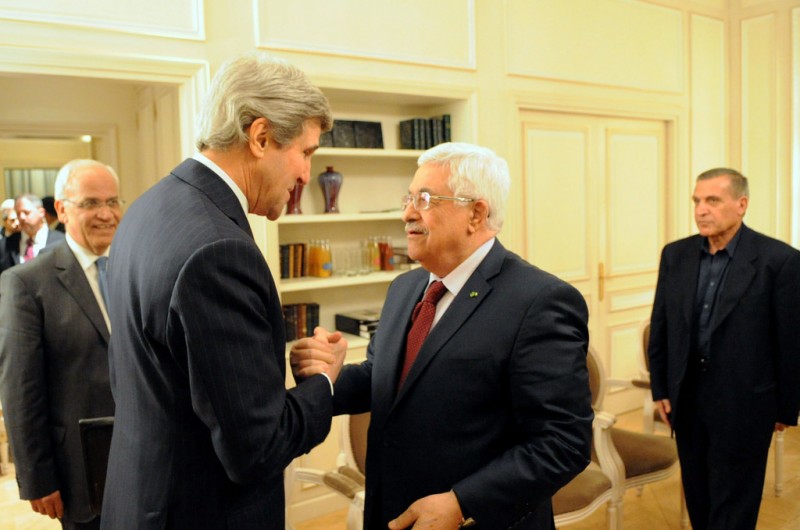 John Kerry, , avec Mahmoud Abbas à Paris le 19 février 2014 (photo credit: US State Department)