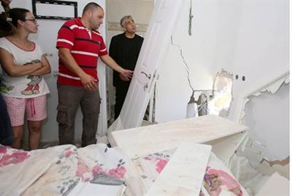 Yair Lapid visite une habitation détruite à Sderot