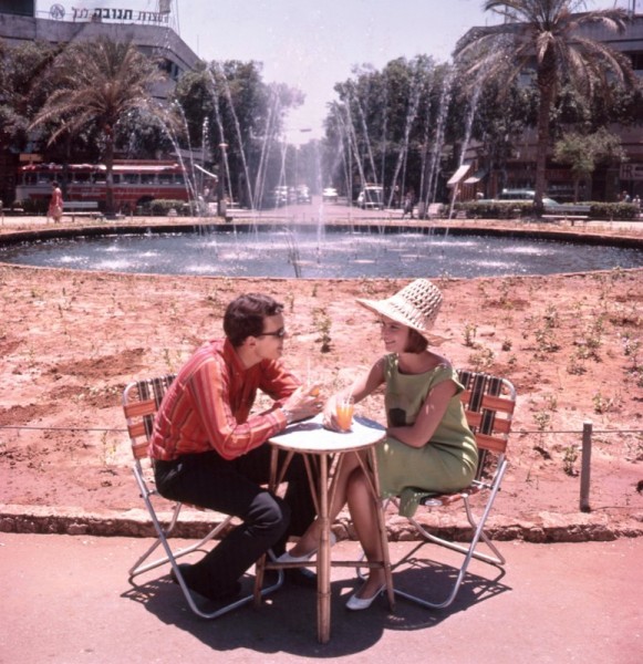 Square Dizengoff - 1965. Photo : Mula Eshet