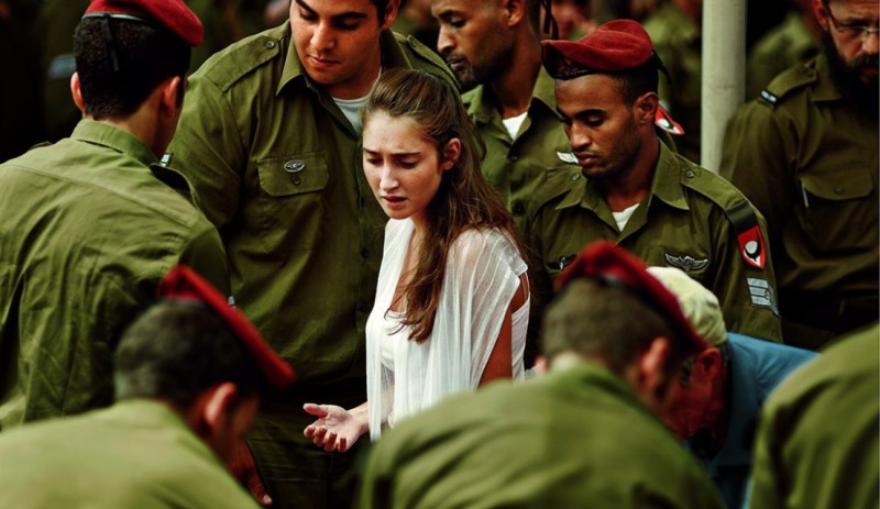 La fiancée du soldat Tal Algranati tué dans la guerre à Gaza, lors de l’enterrement Photo Yuval Hen Yedihot