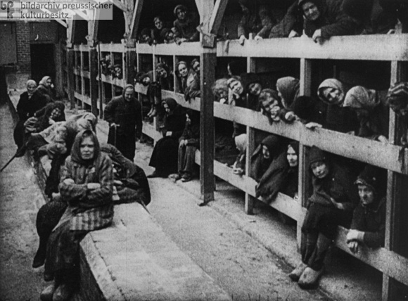 Blick in eine Frauenbaracke nach der Befreiung des KZ Auschwitz durch Einheiten der Roten Armee.
