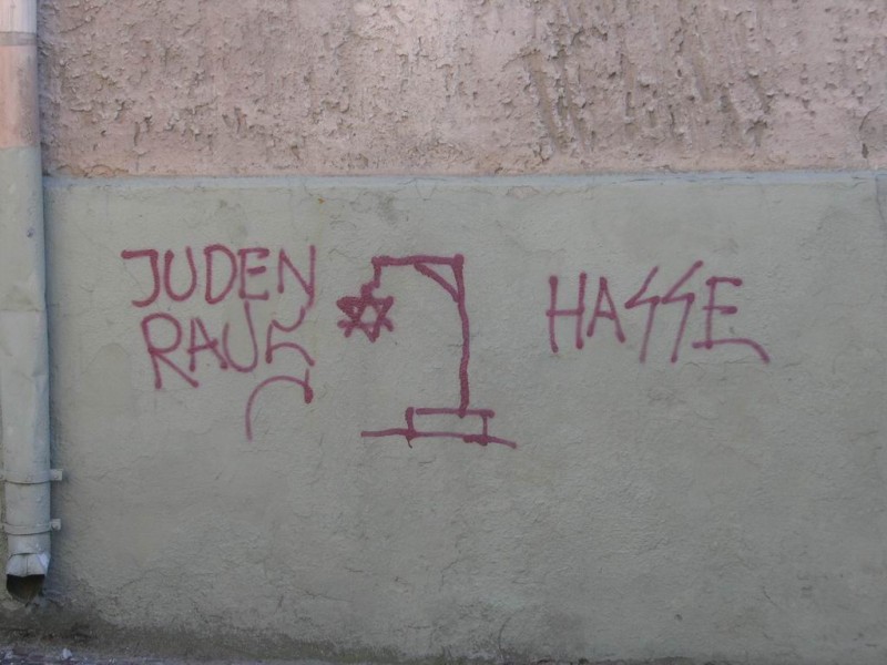 Un graffiti antisémite (Crédit : CC BY-SA Beny Shlevich/Flickr)