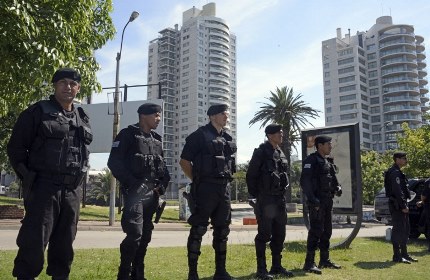 Les forces de sécurité montent la garde près du World Trade Center de Montevideo, qui abrite les bureaux de l'ambassade d'Israël.