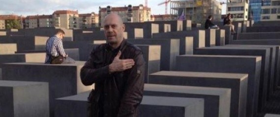Alain Soral commettant sa "quenelle" devant le Mémorial de l'Holocauste à Berlin /DR