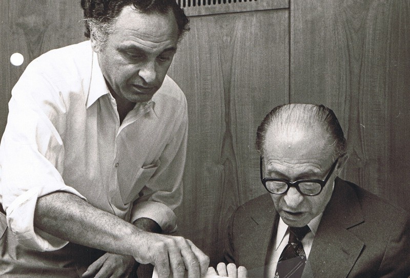 Yehuda Avner (à gauche) au travail avec le Premier ministre Menahem Begin en 1980.  (Crédit : Autorisation de Moriah Films) 