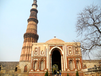 La mosquée Quwwat al-Islam (puissance de l'islam) de Delhi constitue, tant par son nom que par son mode de construction – avec des matériaux provenant de « 27 temples idolâtres » – un reflet de l'esprit de suprématie de l'islam.