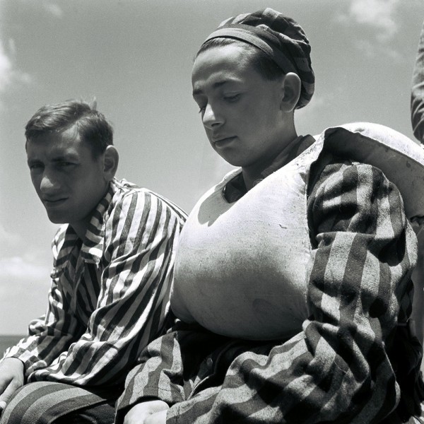 Deux jeunes réfugiés du camp de Buchenwald arrivent au port de Haifa, dans la Palestine sous mandat britannique, le 15 juillet 1945. Photo by Zoltan Kluger/GPO via Getty Images
