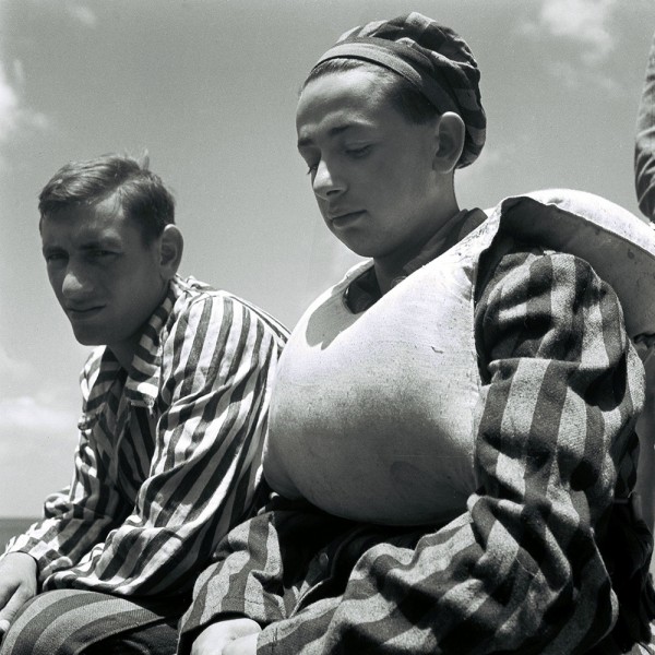  Deux jeunes réfugiés du camp de Buchenwald arrivent au port de Haifa, dans la Palestine sous mandat britannique, le 15 juillet 1945. Photo by Zoltan Kluger/GPO via Getty Images 