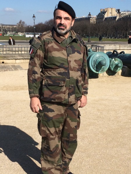 Joël Mergui en treillis aux invalides