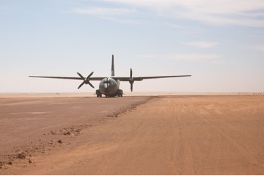 D'ici la mi-mars, la piste d'atterrissage, allongée de 830 à 1.300 mètres ces dernières semaines, sera encore étendue jusqu'à 1.800 mètres. Le camp de tentes et bungalows sera déplacé dans une enceinte protégée. LP/Matthieu de Martignac