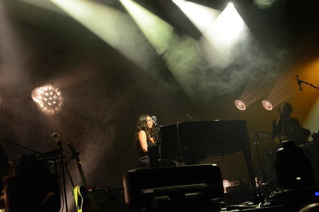 Yael Naïm lundi soir sur la scène du grand chapiteau du Printemps de Bourges. - (Photo NR)