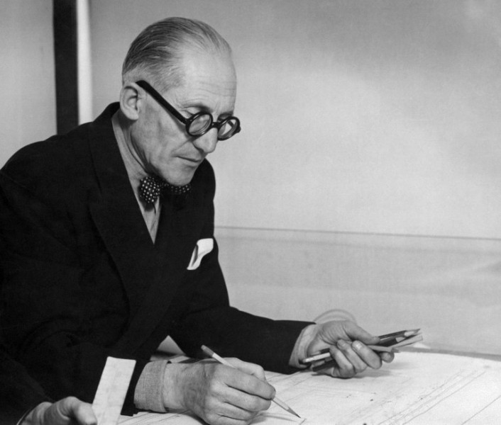 AFP/AFP/Archives - Photo prise en 1961 dans un endroit non précisé de l'architecte français né en Suisse Charles-Edouard Jeanneret, plus connu comme Le Corbusier