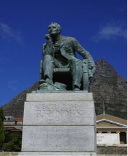 La statue de Cecil John Rhodes devant l’université du Cap, œuvre en bronze de Marion Walgate (1934)