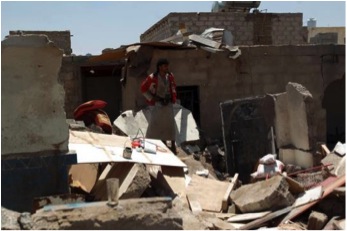 Sanaa (Yémen) Un homme contemple les ruines de sa maison bombardée, à proximité de l'aéroport.   AFP Photo / Mohammed Huwais