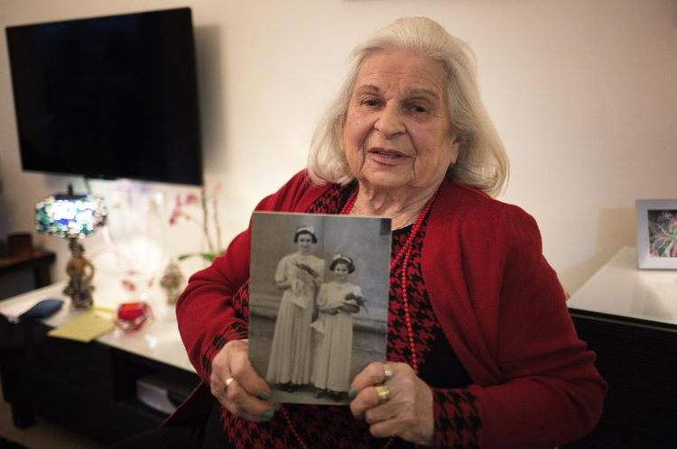 Suzanna Brau, montre une photo d'elle et de sa soeur, Agi, lors d'un entretien le 14 avril 2015 depuis sa maison de retraite près de Jérusalem  (Photo MENAHEM KAHANA. AFP)