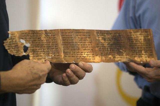 Photo du 18 décembre 2012 du plus ancien document connu reproduisant dans leur intégralité les Dix Commandements à Jérusalem -AFP/Archives MENAHEM KAHANA