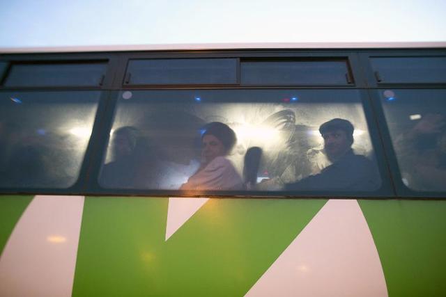 Des Palestiniens dans un autobus à un point de passage entre la Cisjordanie et Israël, le 4 mars 2013 - AFP Menahem Kahana