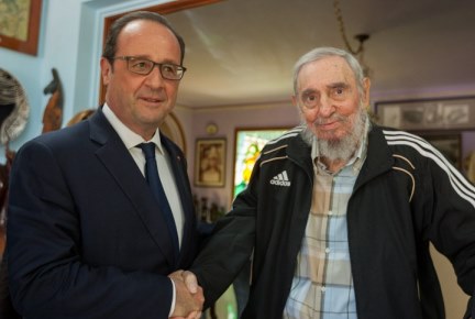 This handout picture released on Cuba Debate website shows French President Francois Hollande (L) posing for a picture with Cuban historical leader Fidel Castro during a meeting in Havana on May 11, 2015.  Hollande's Cuba trip, the first ever by a French leader, has highlighted the simultaneously cooperative and competitive relationship between the United States and the European Union as both look to increase business with Havana.    AFP PHOTO / CUBA DEBATE / ALEX CASTRO     == RESTRICTED TO EDITORIAL USE / MANDATORY CREDIT "AFP PHOTO / CUBA DEBATE / NO MARKETING / NO ADVERTISING CAMPAIGNS / DISTRIBUTED AS A SERVICE TO CLIENTS ==