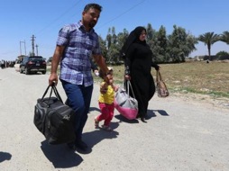 Des habitants de Ramadi (Irak) fuient devant l'offensive lancée par le groupe Etat islamique, le 16 mai 2015 (AFP/SABAH ARAR)