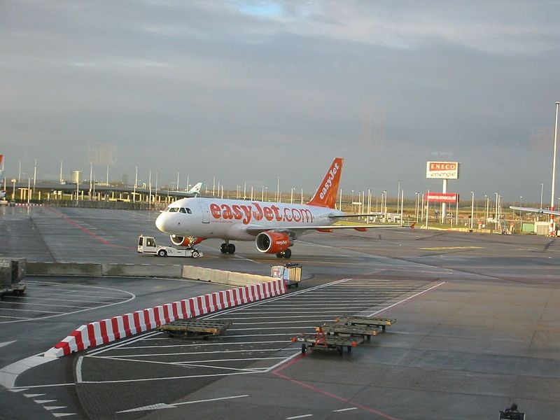 800px-EasyJet_plane_at_the_Amsterdam_airport_(87429510)