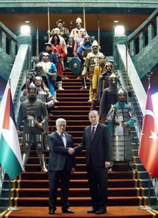 AFP lundi 12 janvier 2015 le président turc Erdogan reçoit le président palestinien Mahmoud Abbas dans son monumental palais d'Ankara.