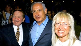 Sheldon Adelson et son épouse Miriam encadrant Binyamin Netanyahu